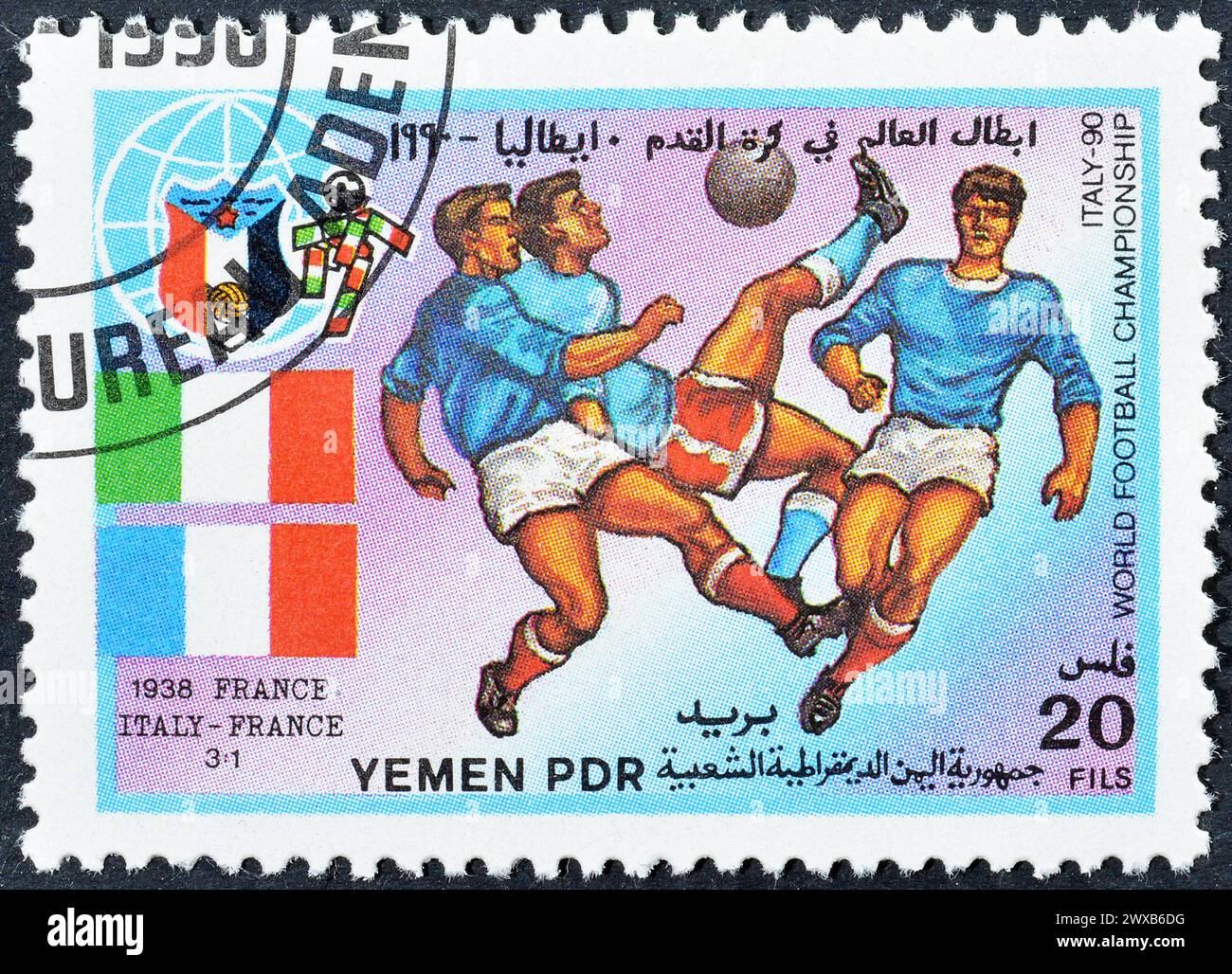 Gestempelte Briefmarke, gedruckt vom Jemen, die das Spiel Italien-Frankreich 1938, FIFA Fussball-Weltmeisterschaft 1990 - Italien, um 1990 zeigt. Stockfoto