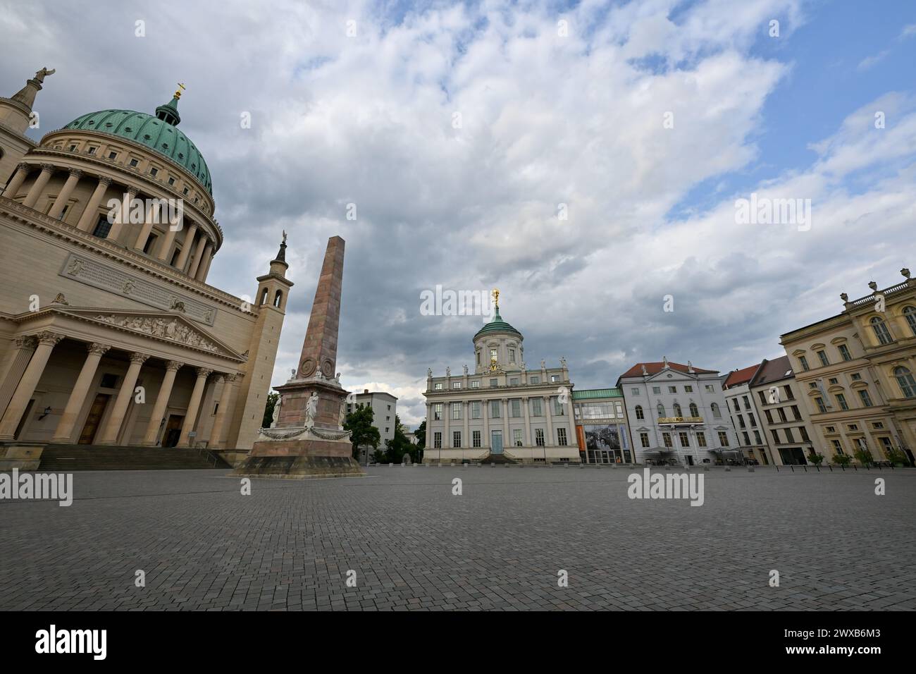 Alter Markt mit St. Nikolaikirche und Rathaus, Potsdam, Deutschland Stockfoto