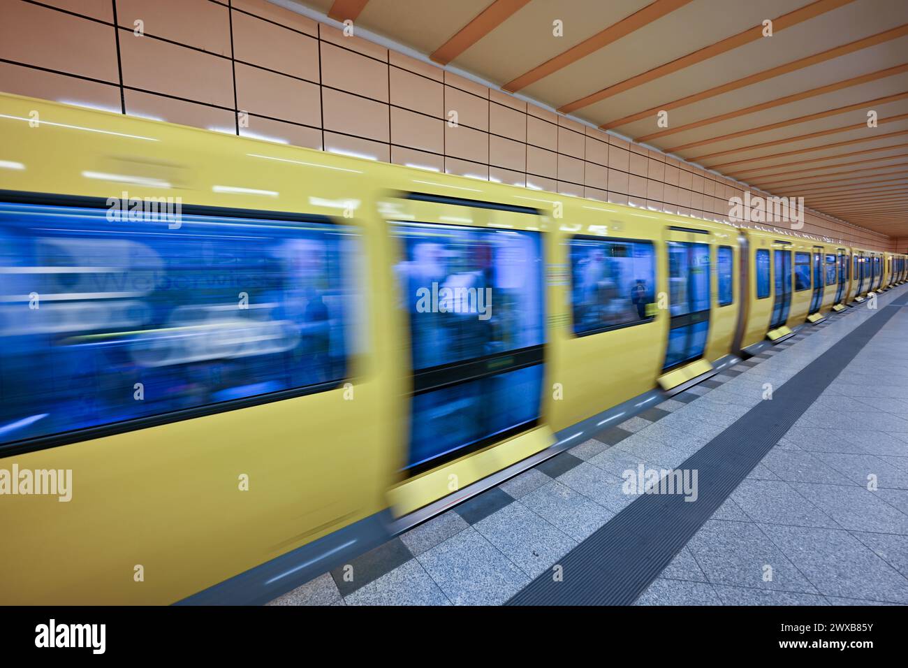 Berlin, Deutschland - 3. Juli 2023: Das Innere der U-bahn-Station Weberwiese in der Karl-Marx-Allee im Stadtteil Friedrichshain, Stockfoto