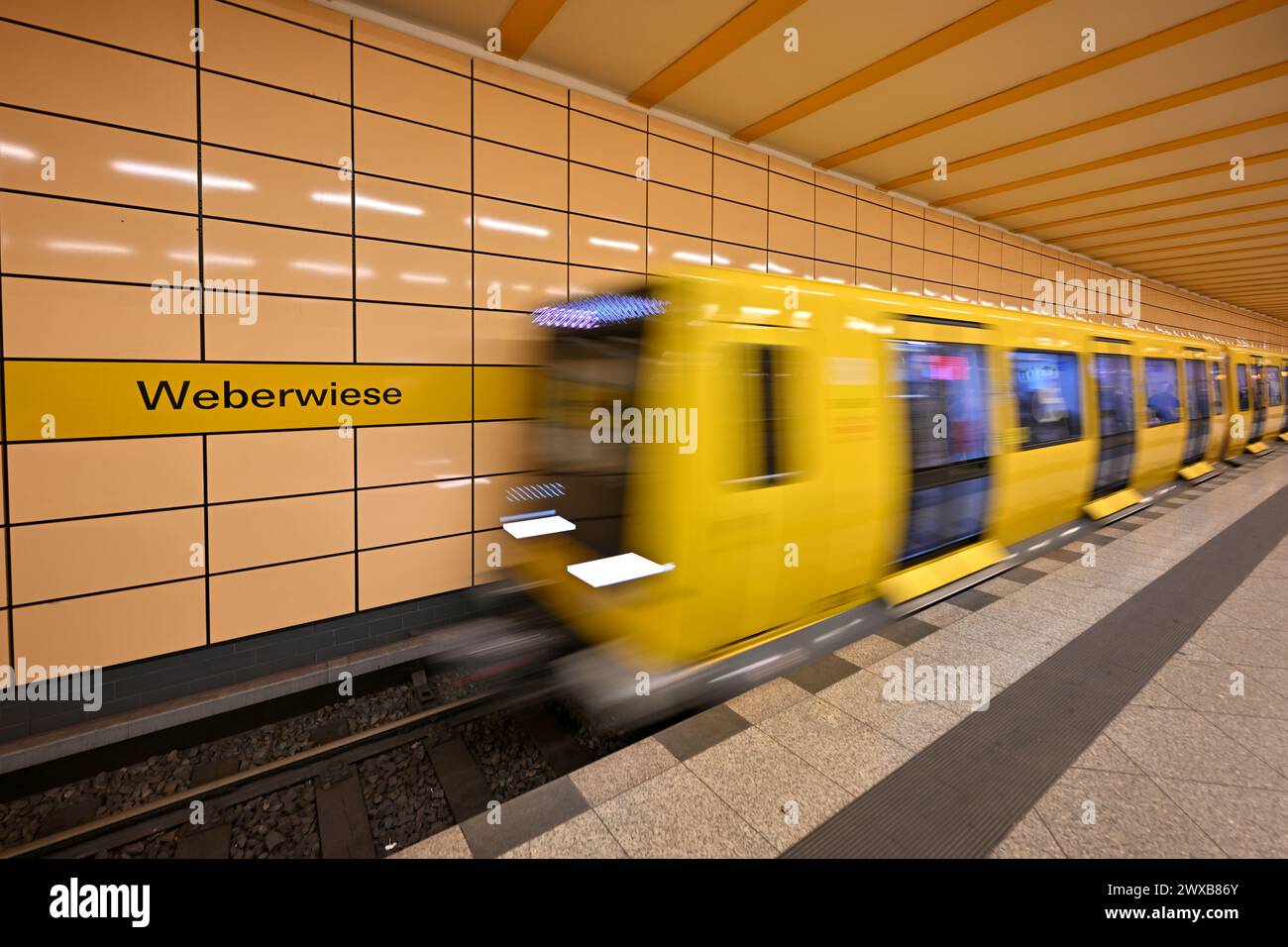 Berlin, Deutschland - 3. Juli 2023: Das Innere der U-bahn-Station Weberwiese in der Karl-Marx-Allee im Stadtteil Friedrichshain, Stockfoto