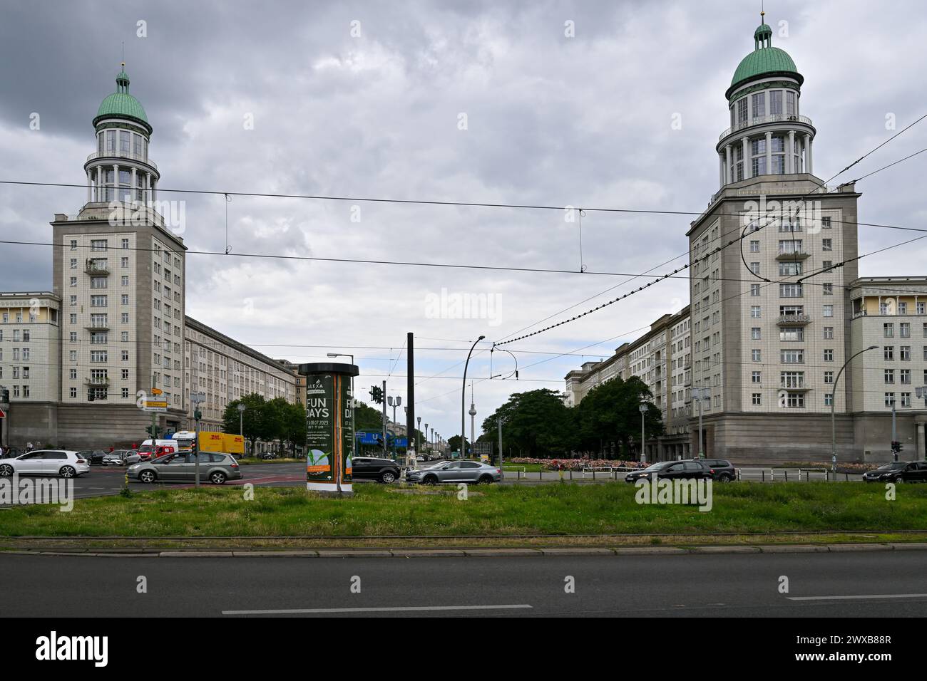Berlin, Deutschland - 3. Juli 2023: Das Frankfurter Tor, ein großer Platz im Stadtteil Friedrichshain in Berlin. Stockfoto