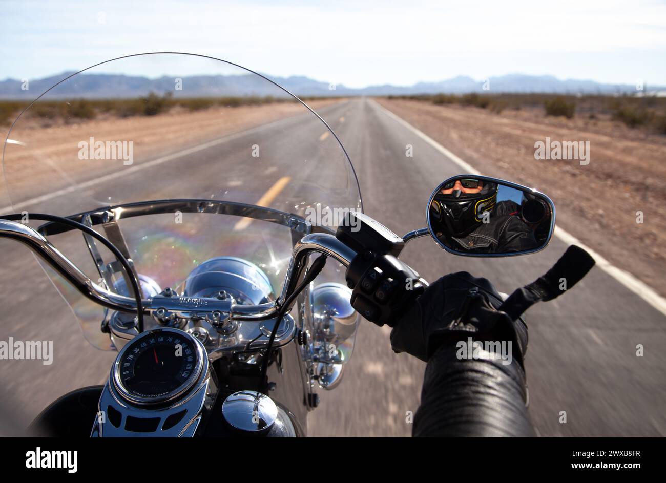 Harley Davidson an Bord des Bikers Blick auf die lange Wüstenstraße Stockfoto