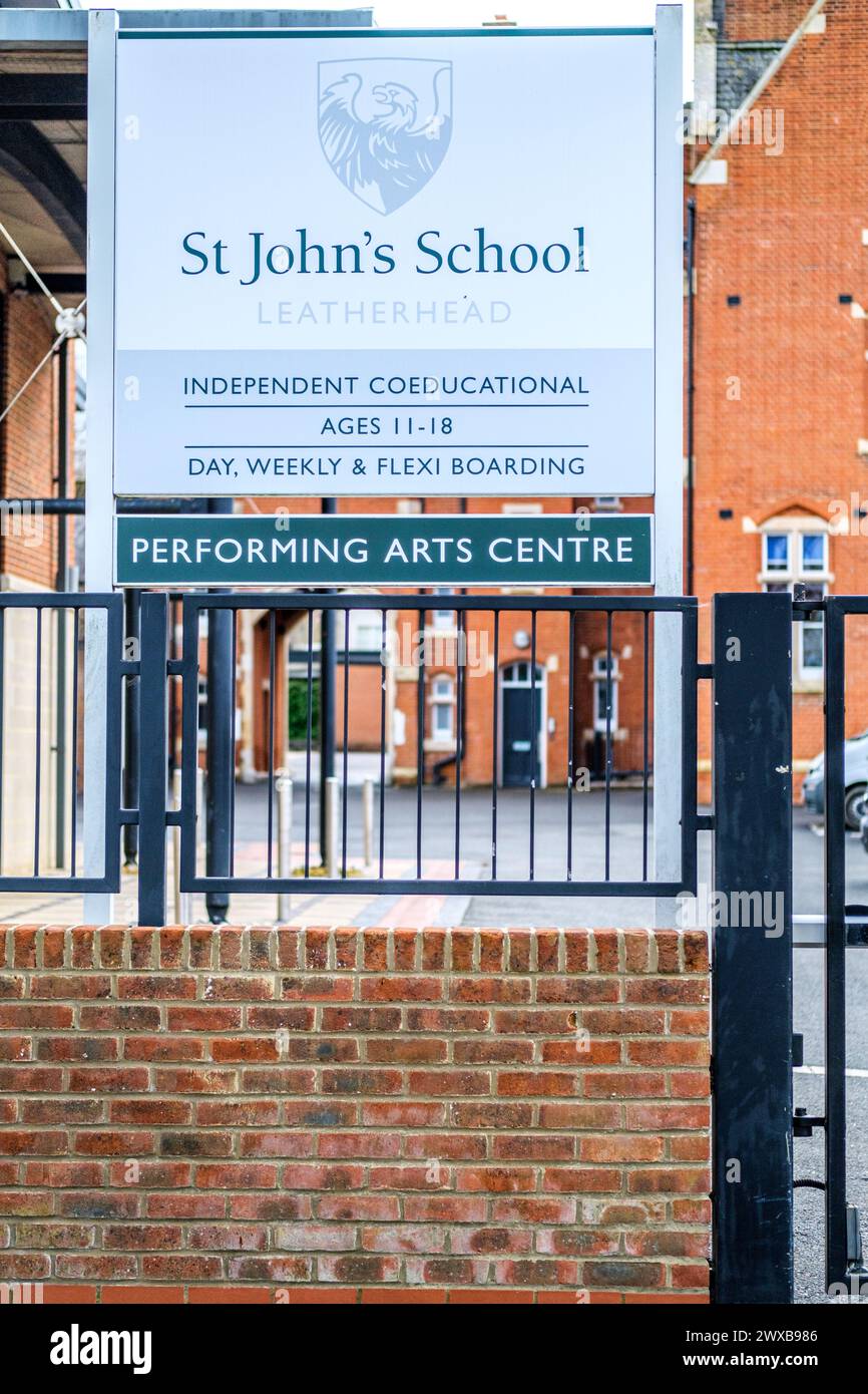 Leatherhead Surrey, UK, 29. März 2024, St Johns Mixed Independent School Leatherhead Surrey Sign Board With No People Stockfoto