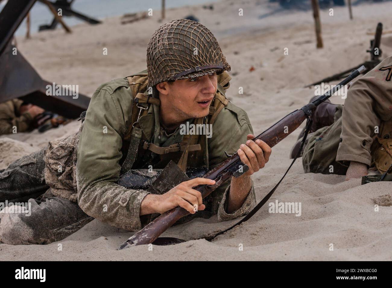 Historische Rekonstruktion. Ein US-amerikanischer Infanterie-Soldat aus dem Zweiten Weltkrieg, der am Strand kämpft. Stockfoto