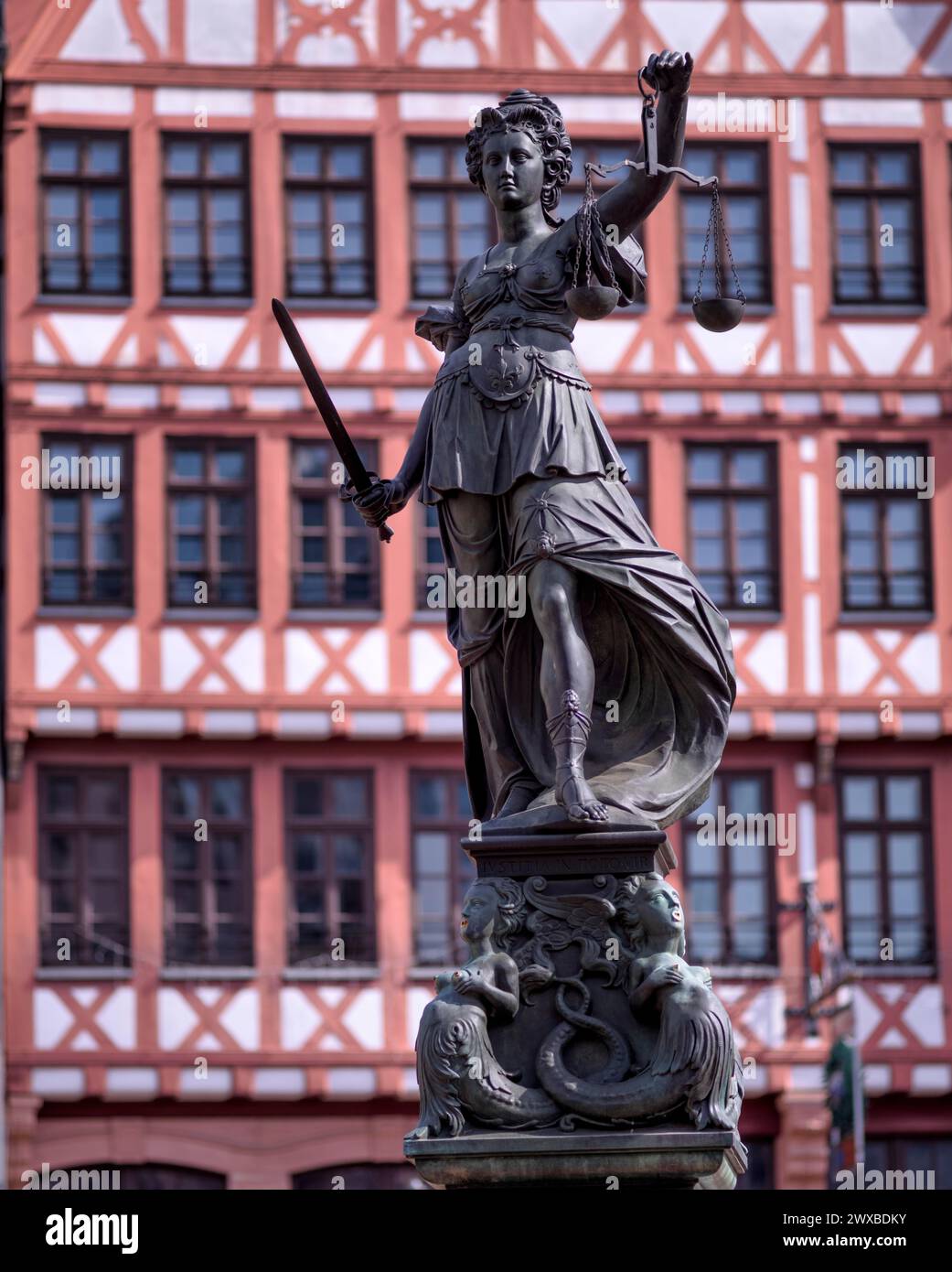 Justitia, römische Göttin der Gerechtigkeit, mit Waage, aber ohne Augenbinde, vor dem Fachwerkhaus am Roemerberg, Altstadt, Frankfurt am Main Stockfoto