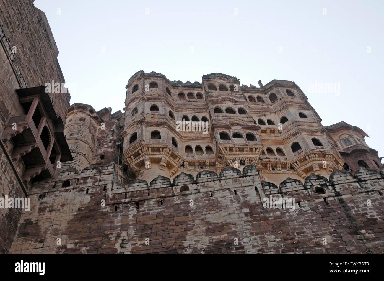 Blick auf die beeindruckende Mauerwerk-Fassade eines großen Forts, Rajasthan, Nordindien, Indien Stockfoto