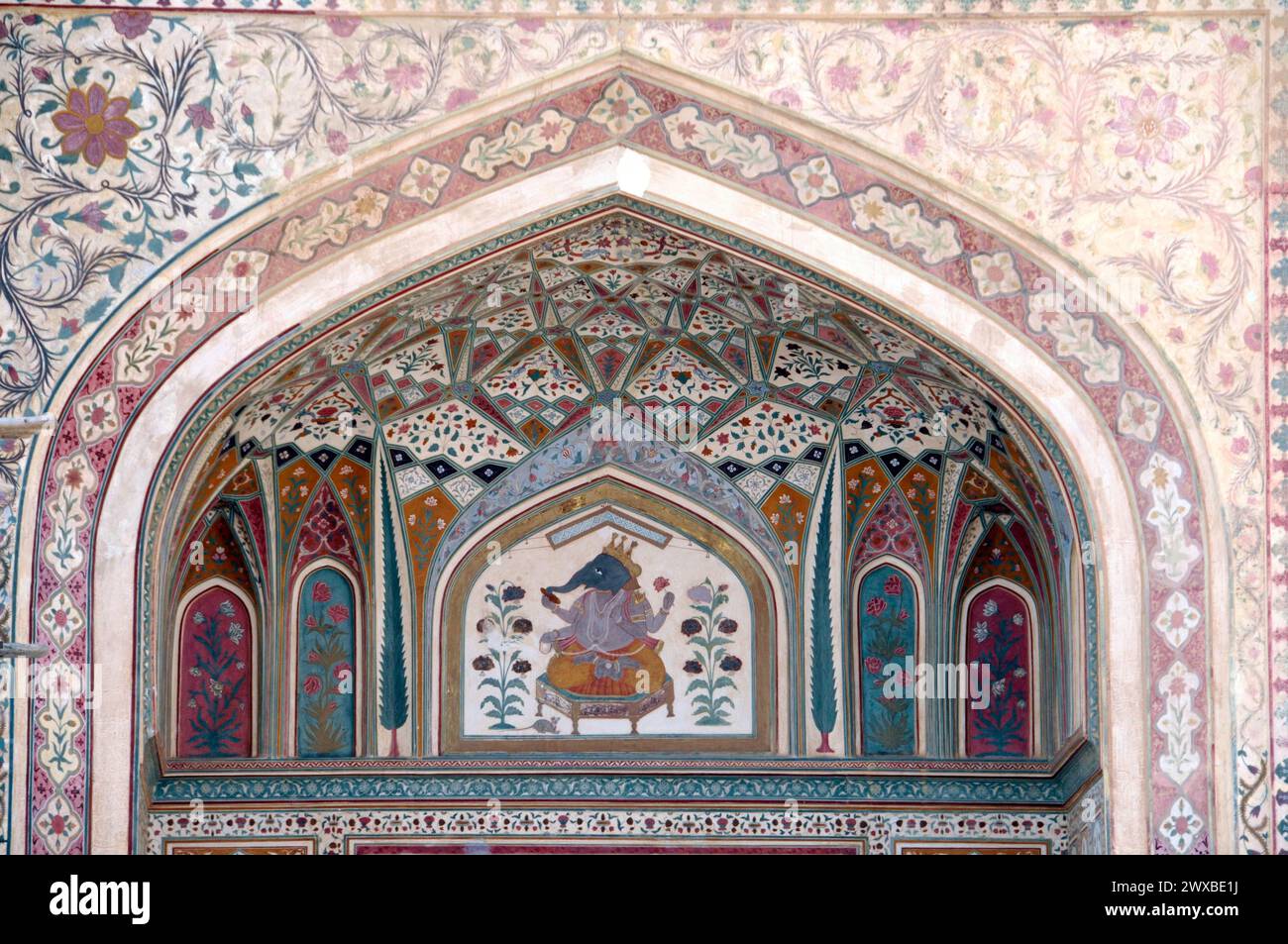 Nahaufnahme eines bunten Mosaiks an der Wand eines Gebäudes, Rajasthan, Nordindien, Indien Stockfoto