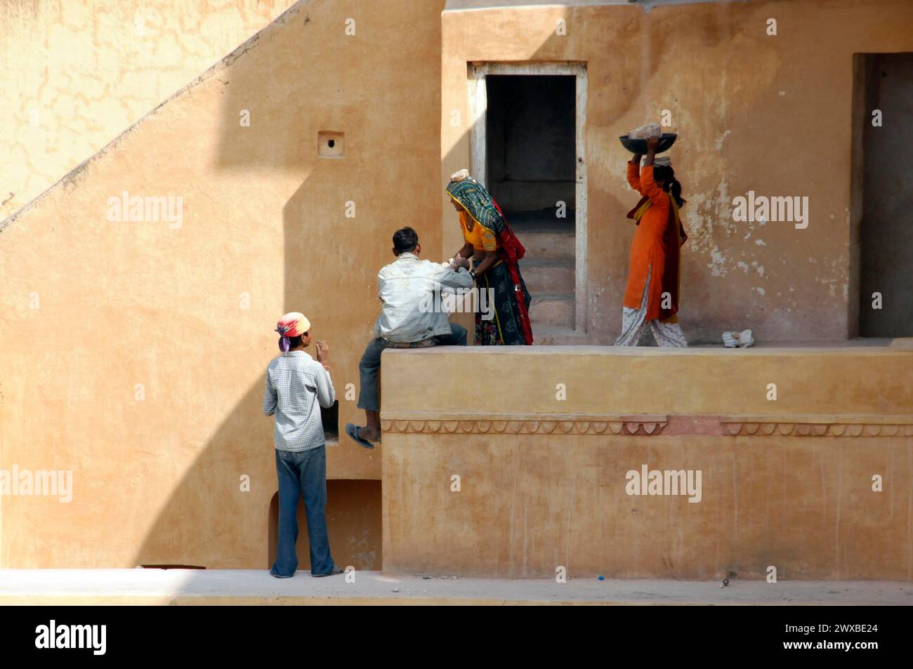Menschen, die auf einer Baustelle arbeiten, Lasten transportieren und interagieren, Jaipur, Rajasthan, Nordindien, Indien Stockfoto