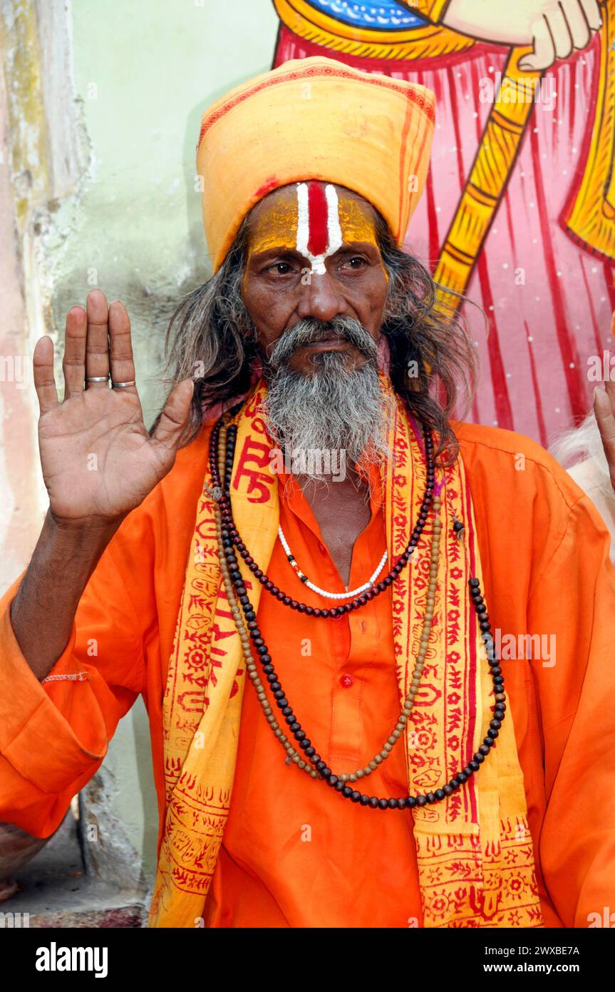 Ein Indianer in religiöser Kleidung hebt seine Hand in Segen, Udaipur, Rajasthan, Nordindien, Indien Stockfoto