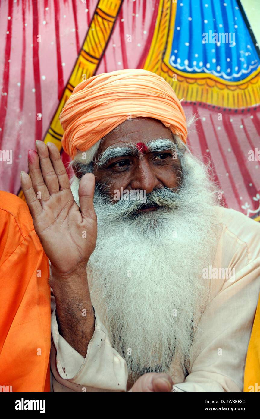 Porträt eines älteren Indianers mit orangefarbenem Kopfschmuck und segnender Hand, Udaipur, Rajasthan, Nordindien, Indien Stockfoto