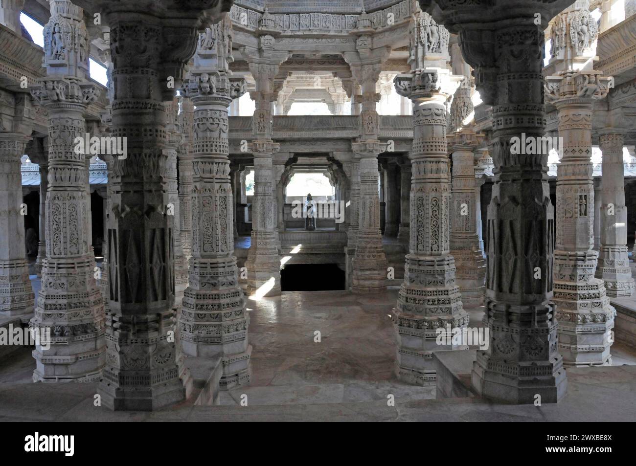 Innensaal mit kunstvoll verzierten Säulen im Marmortempel Ranakpur, Tempel der Jain Religion, Innenansicht eines Jain Tempels mit reich Stockfoto