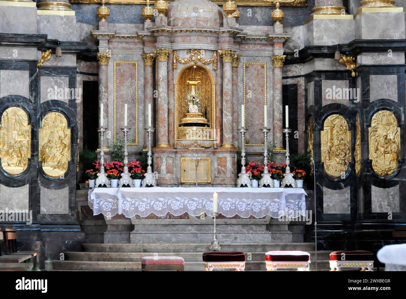 Kloster Ettal, klassischer Kirchenaltar mit Blumendekoration und Kerzen, Basilika Ettal, Wallfahrtskirche, Bayern, Deutschland Stockfoto