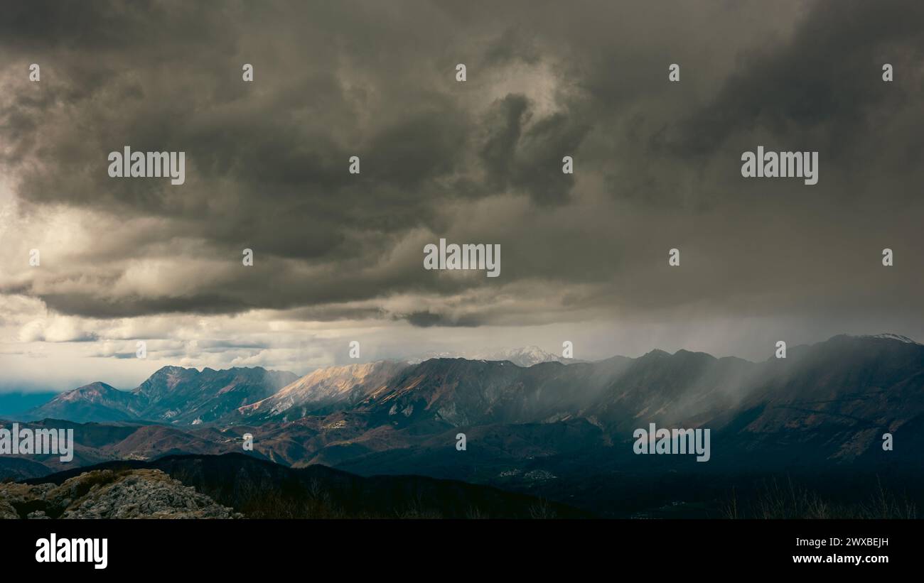 Wolken am Himmel über dem Berg Matajur, friaul-julisch-giulia, italien Stockfoto