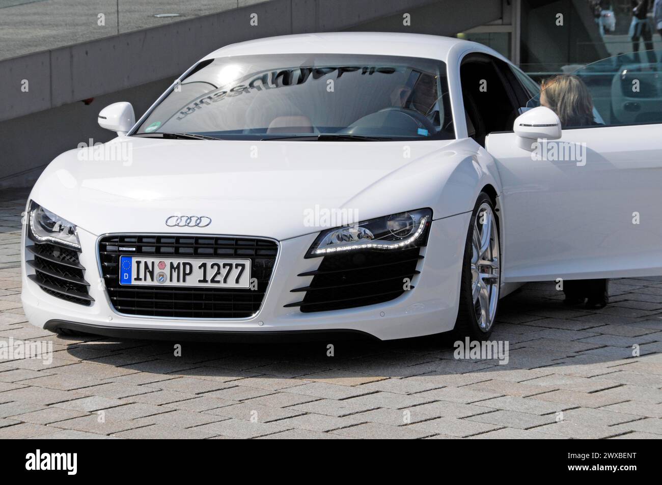 Weißer Audi R8 mit offener Fahrertür und einer Frau am Steuer, Museum mobil, Audi Museum, Audi, Ingolstadt, Bayern, Deutschland Stockfoto