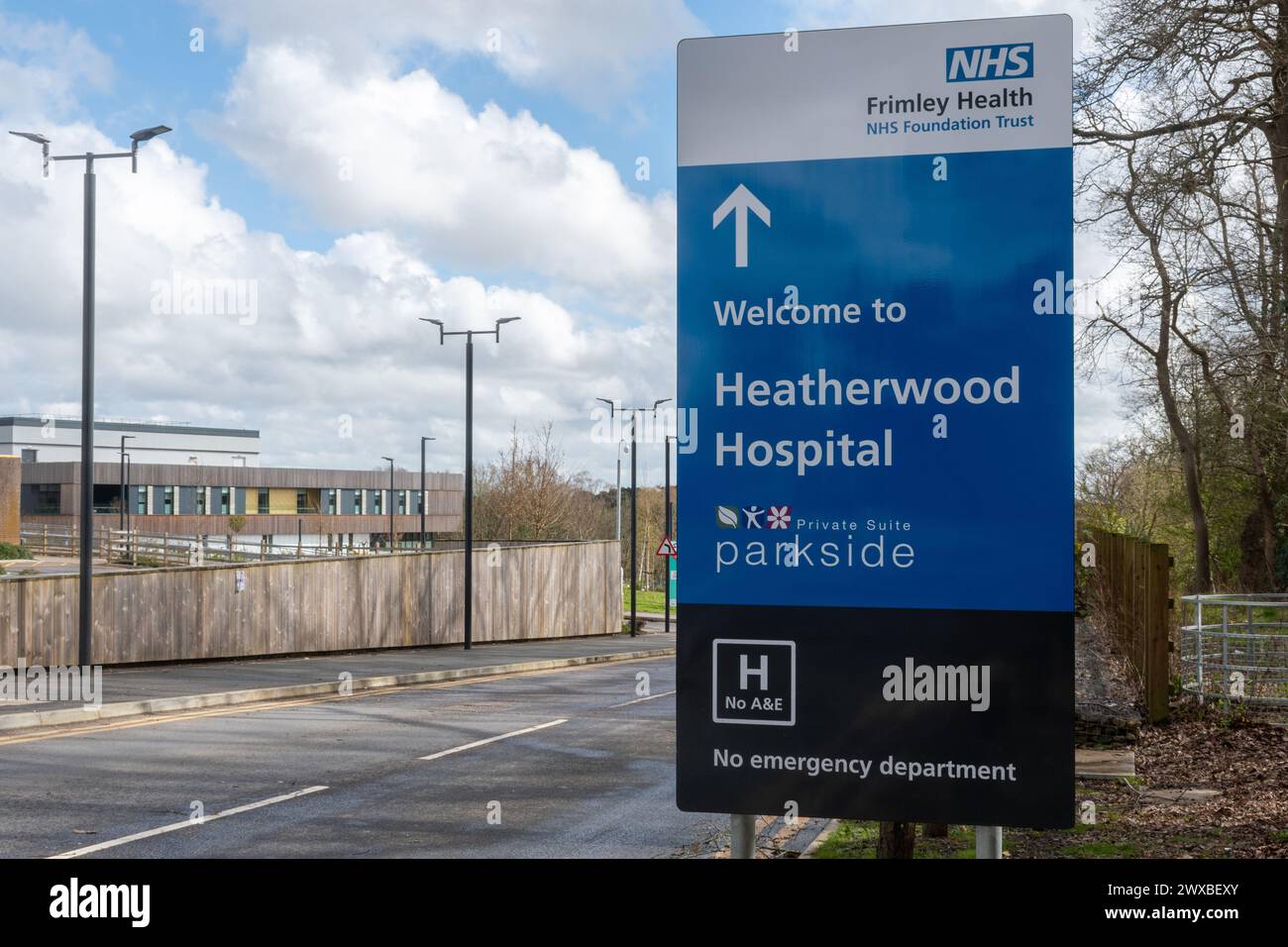 Beschilderung oder Schild am neuen NHS-Krankenhaus: Heatherwood Hospital in Ascot, Berkshire, England, Großbritannien, das 2022 eröffnet wurde Stockfoto