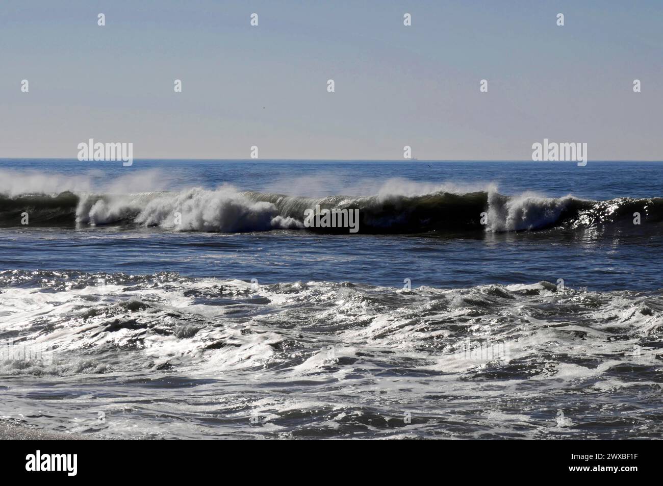 Mächtige Wellen mit Schaum und Sprühnebel auf der Meeresoberfläche, in der Nähe von Vila Cha, Porto, Nordportugal, Portugal Stockfoto
