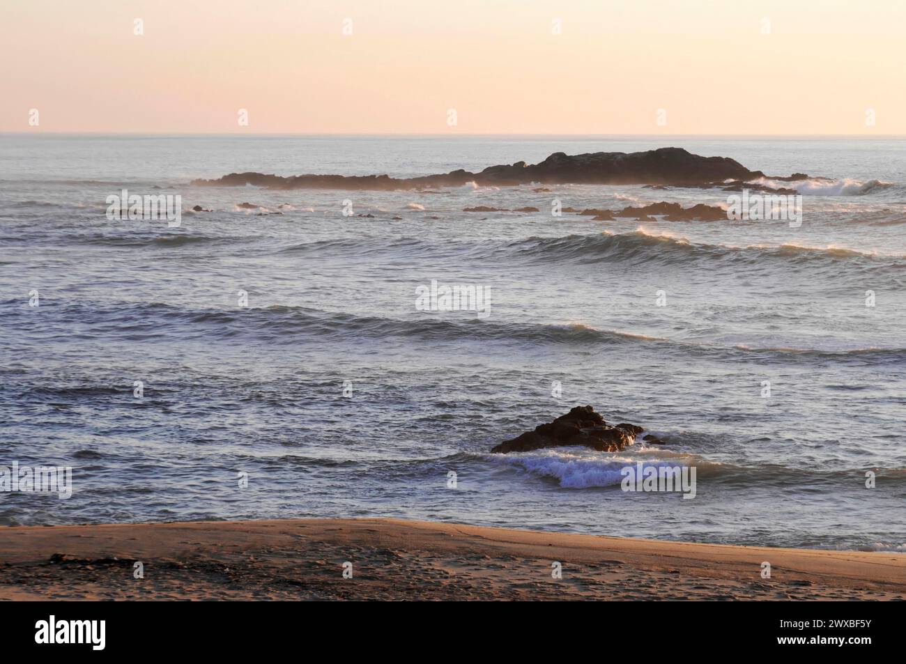 Ruhige Meereswellen in Strandnähe, Nordportugal, in der Nähe von Mindelo, Porto, Portugal Stockfoto