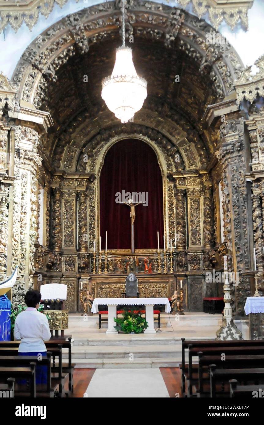 Prächtiges Kircheninnere mit barockem Altar und goldenen Verzierungen, Aveiro, Nord-Portugal, Portugal Stockfoto