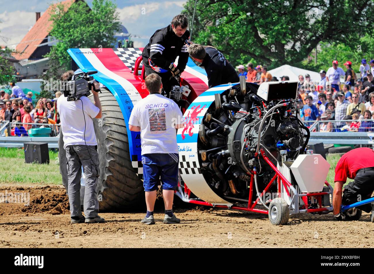 17. Mai 2009 Seifertshofen 2. Runde der Deutschen Meisterschaft, Wild Star Free Class 3, 5 t, arbeitet Ein Team an einem Traktor während einer Sportveranstaltung mit Stockfoto