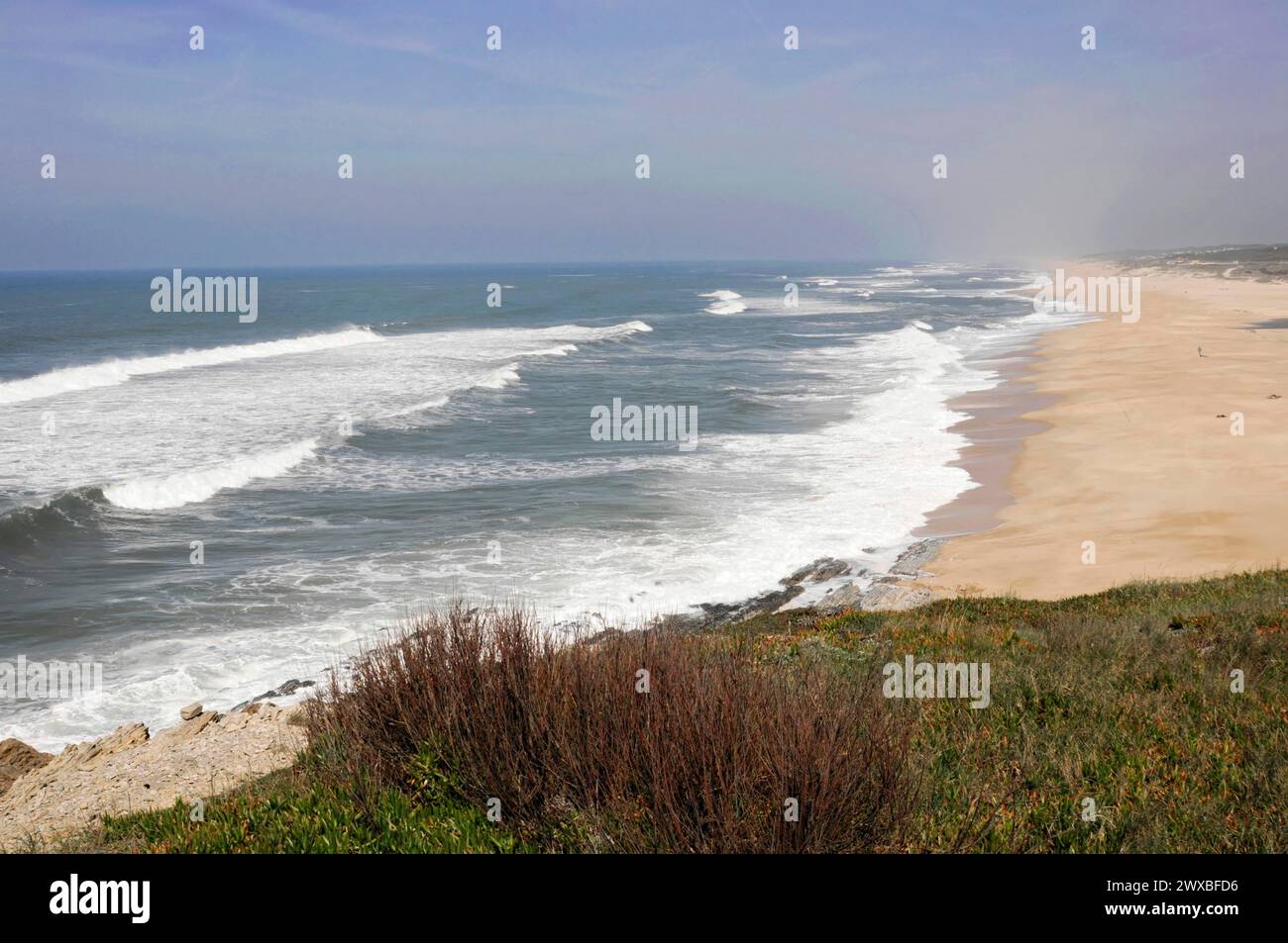 San Pedro de Moel, Strand in der Nähe von Marinha Grande, Leiria, Blick auf einen ruhigen Strand mit hügeligem Meer und hellblauem Himmel, Nordportugal, Portugal Stockfoto