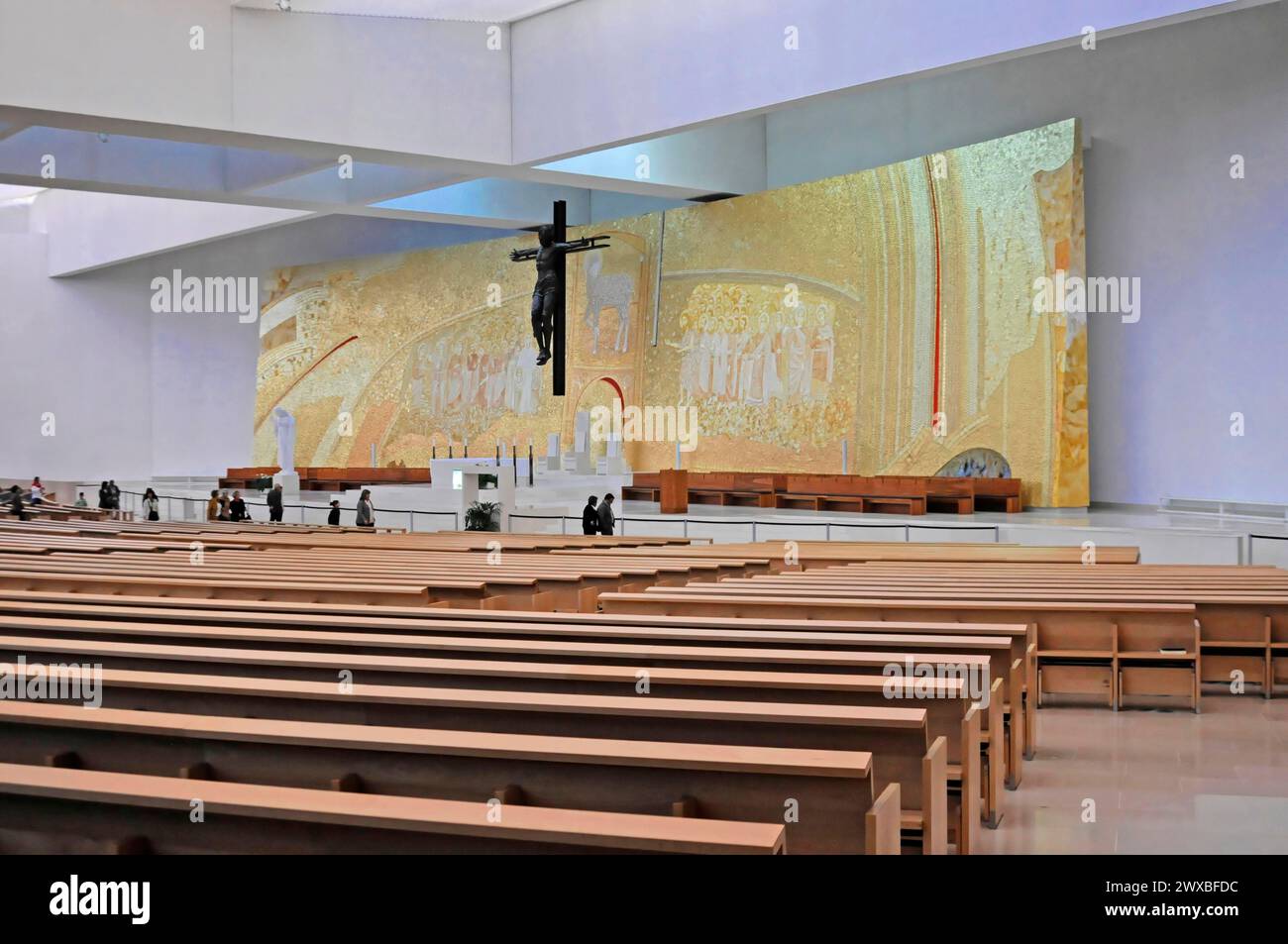 Basilika Antiga, Fatima, Wallfahrtsort, Zentrum Portugals, geräumiges Kircheninnere mit moderner Architektur und einem großen Wandmosaik, Norden Stockfoto