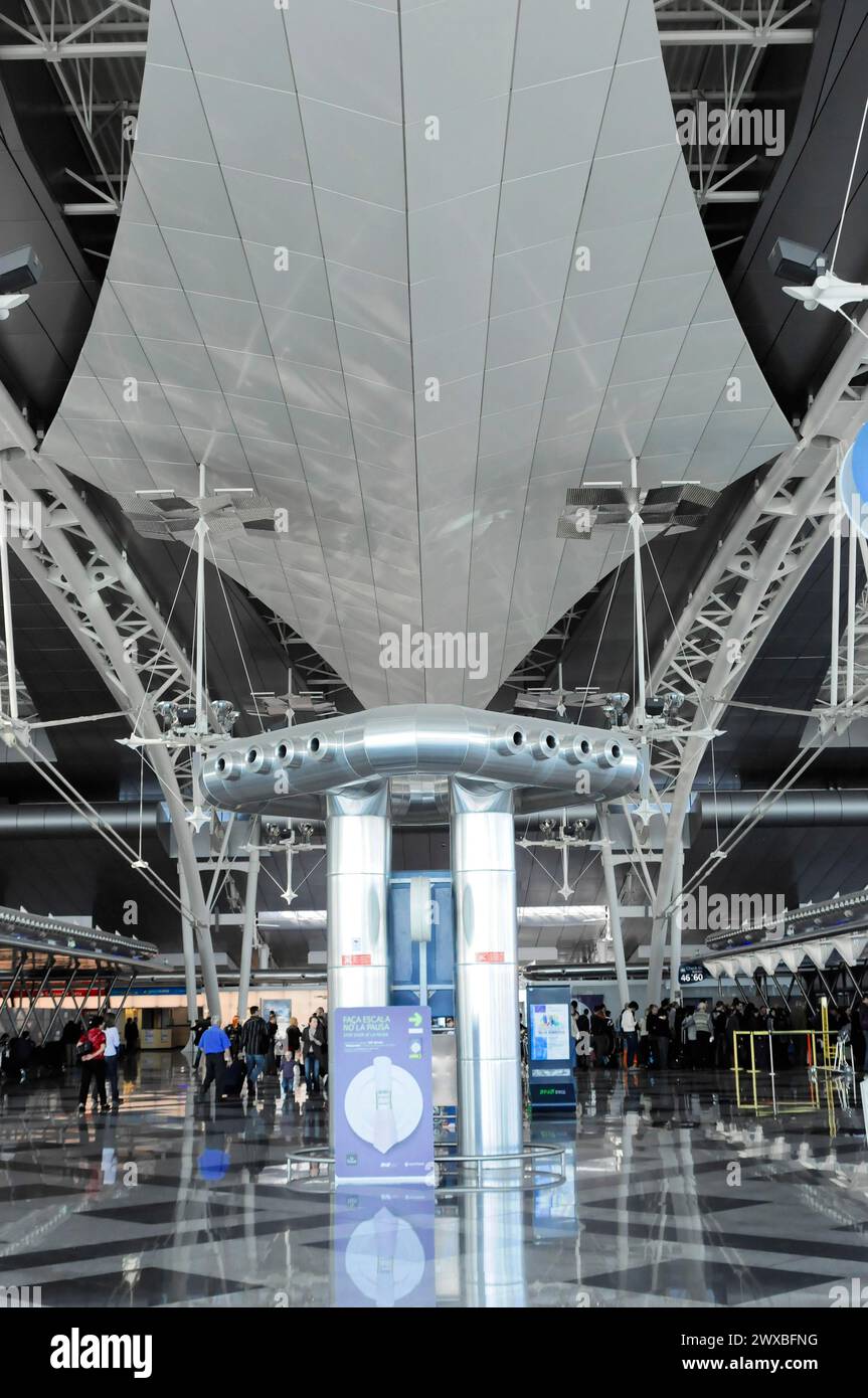 Detail, Aeroporto Francisco Sa Carneiro, Flughafen Porto, Innenansicht eines Flughafens mit futuristischer Deckenkonstruktion und Säulen, Porto Stockfoto