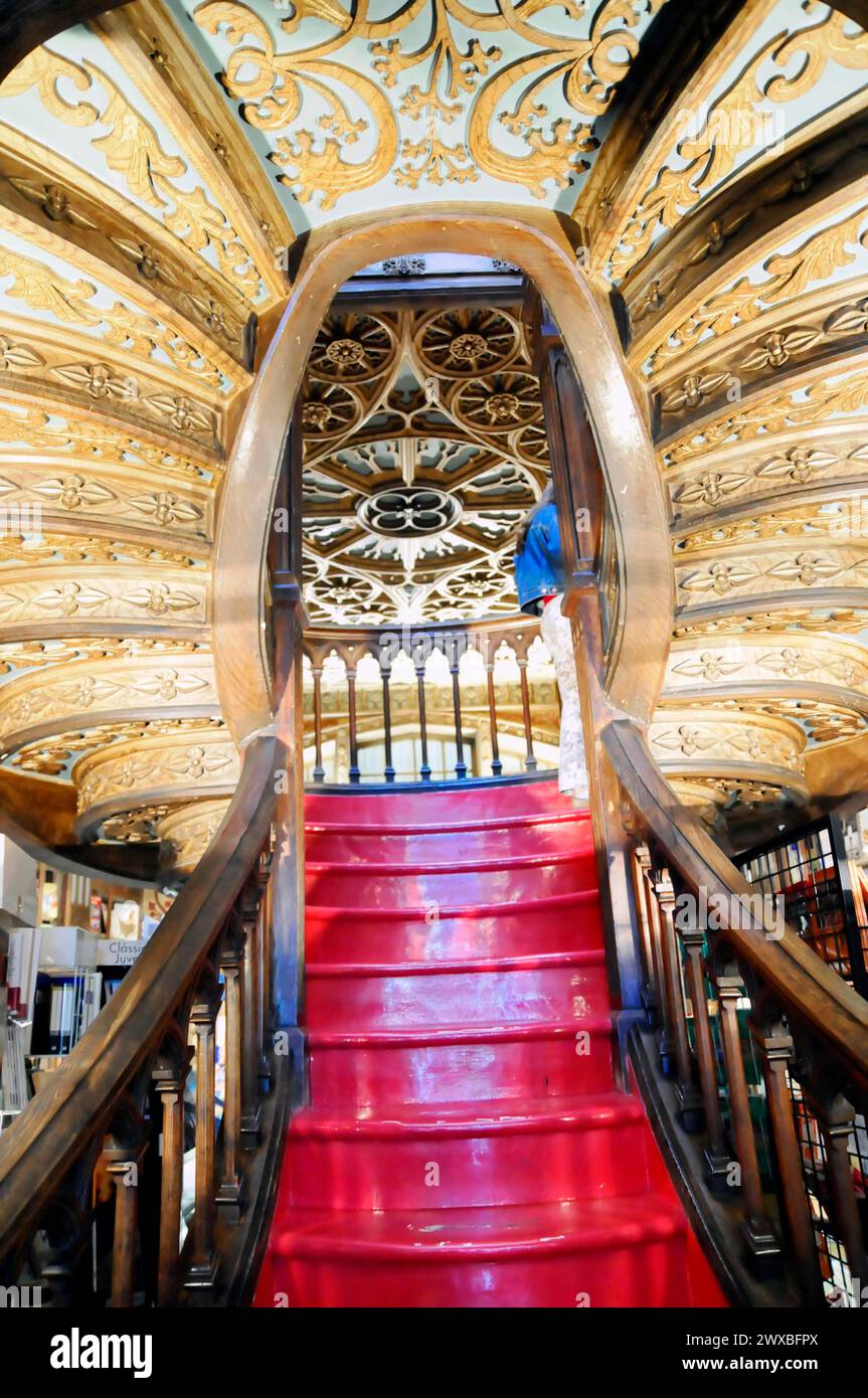 Lello, Treppenhaus, Livraria Lello aus dem Jahr 1881, Buchhandlung, Porto, elegante Wendeltreppe in einer Bibliothek mit reich verzierten Holzdetails und Stockfoto