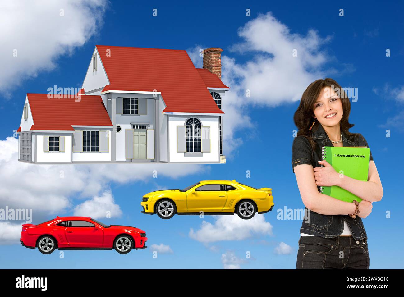 Junge Frau vor einem Einfamilienhaus, das Portfolio hält, mit einer Lebensversicherung, Wünschen, Träumen, Auto, Haus, Pensionsplan Stockfoto