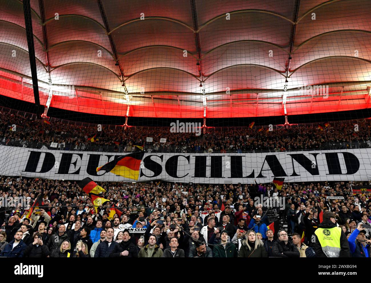 Deutsche Fans, Zuschauer, singende Nationalhymne, hinter Banner mit der Aufschrift DEUTSCHLAND, Nationalstolz, Flagge, internationales Spiel Deutschland GER gegen Stockfoto