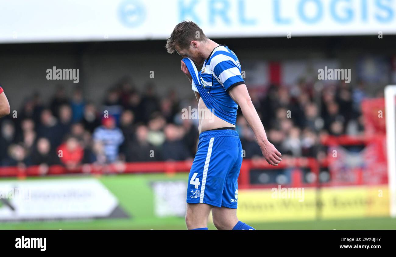 Crawley UK 29. März 2024 - Tom Anderson von Doncaster wird während des Spiels der EFL League Two zwischen Crawley Town und Doncaster Rovers abgeschickt: Credit Simon Dack / TPI / Alamy Live News. Nur redaktionelle Verwendung. Kein Merchandising. Für Football Images gelten Einschränkungen für FA und Premier League, inc. Keine Internet-/Mobilnutzung ohne FAPL-Lizenz. Weitere Informationen erhalten Sie bei Football Dataco Stockfoto