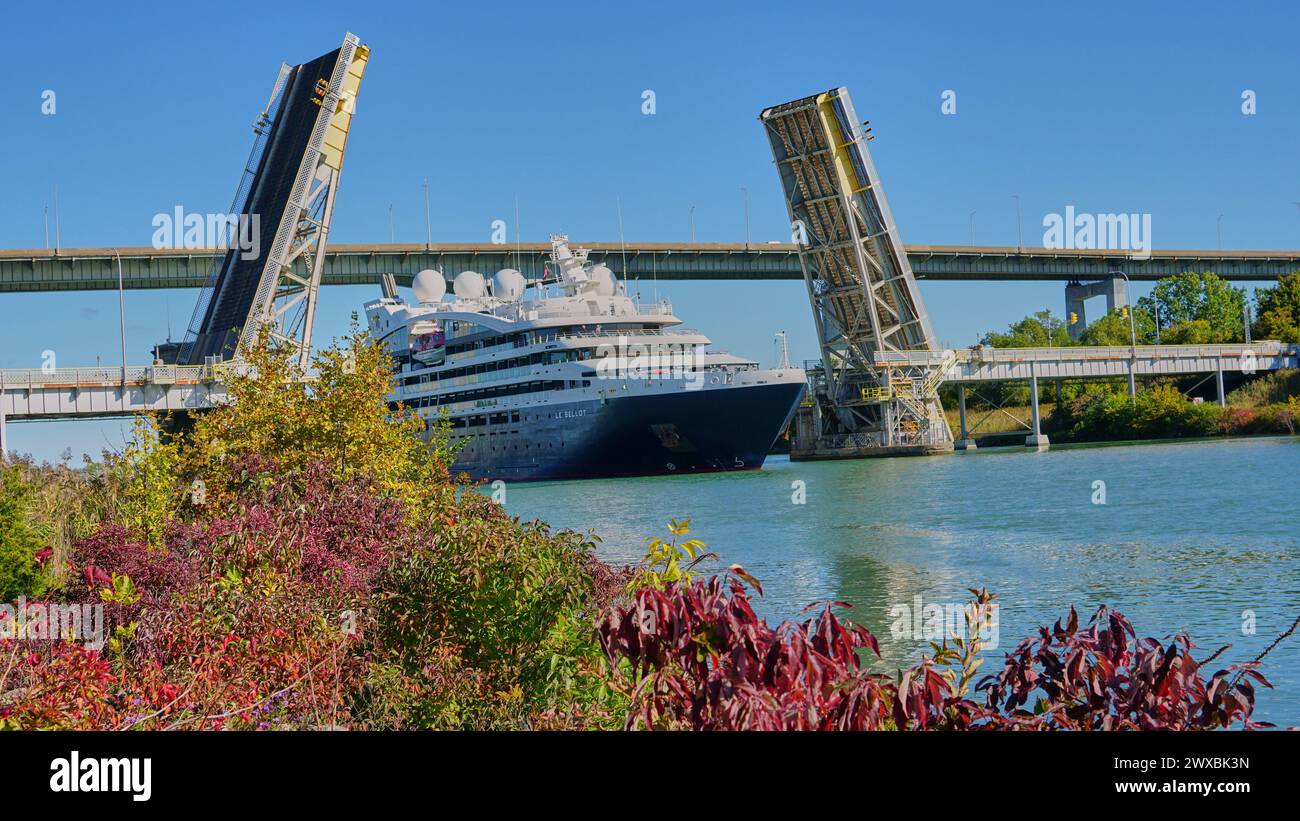 Das Luxuskreuzschiff Le Bellot fährt durch die erhöhte Homer Bridge auf dem Welland Canal in St. Catharines, Ontario, Kanada. Stockfoto