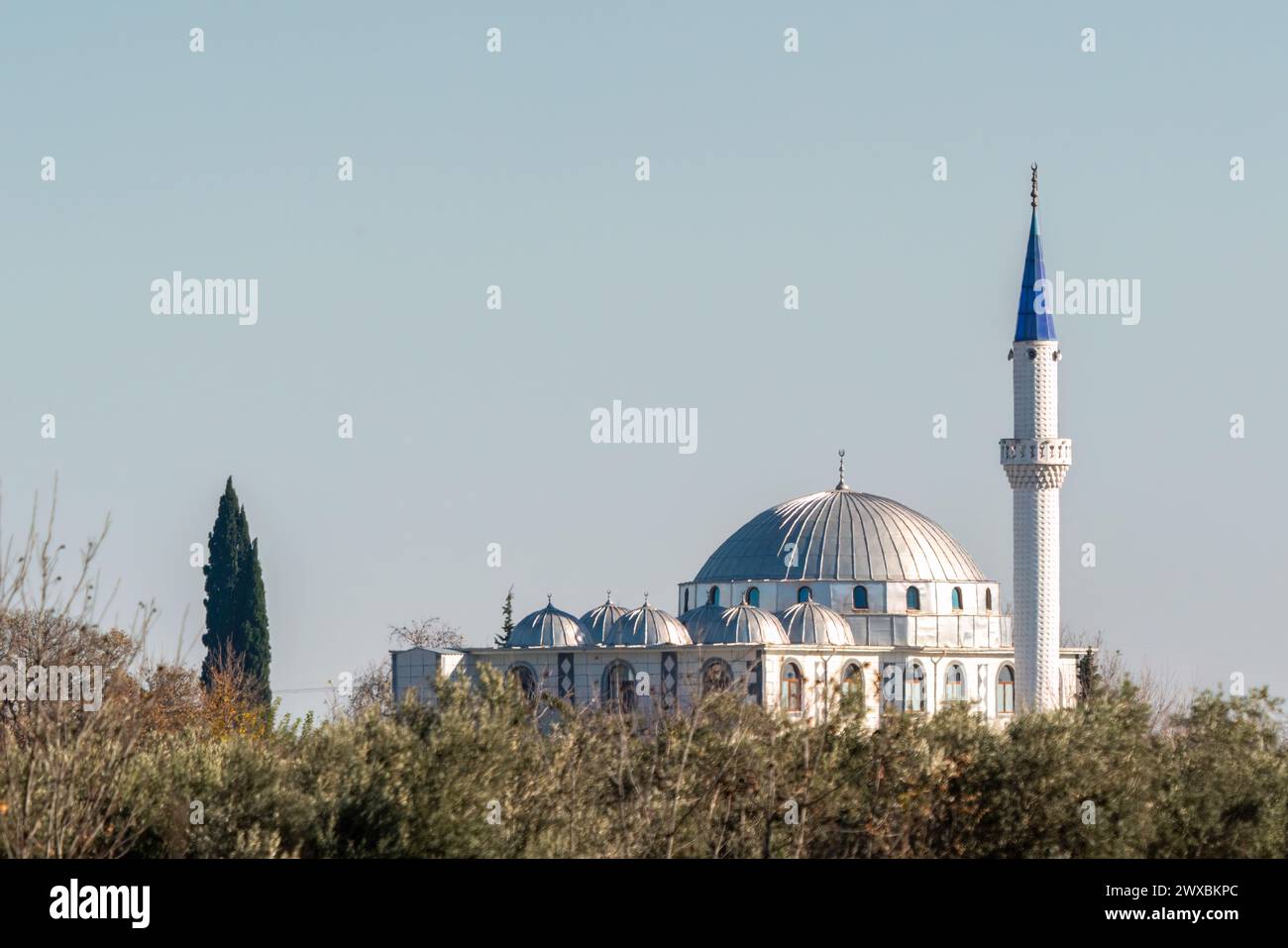 Eine weiße Moschee und ein Minarett. Moscheekuppeln in der Türkei Stockfoto