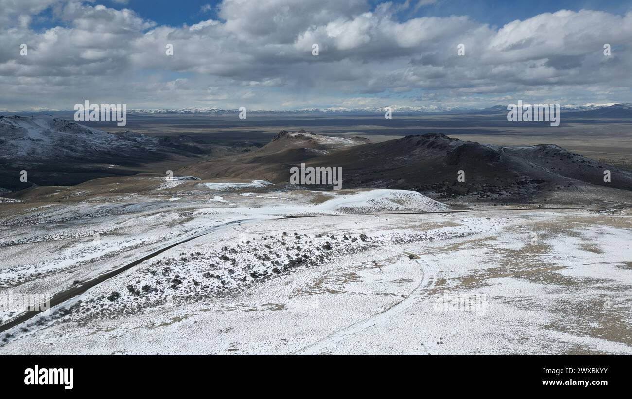 Schnee bedeckt Hügel, Ebenen und Berge in einer Winterlandschaft Stockfoto