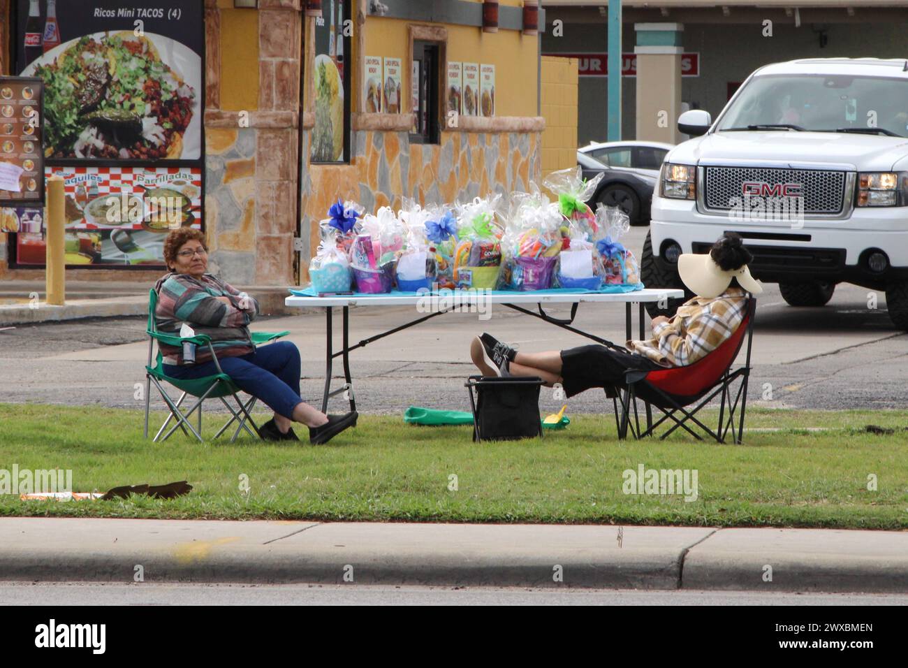 San Antonio, USA. März 2024. Osterverkäufer sitzen am 29. März 2024 auf der Marbach Road in San Antonio, Texas, USA. Nach Angaben der National Retail Federation werden die Osterausgaben voraussichtlich mehr als 22 Milliarden US-Dollar betragen. (Foto: Carlos Kosienski/SIPA USA) Credit: SIPA USA/Alamy Live News Stockfoto