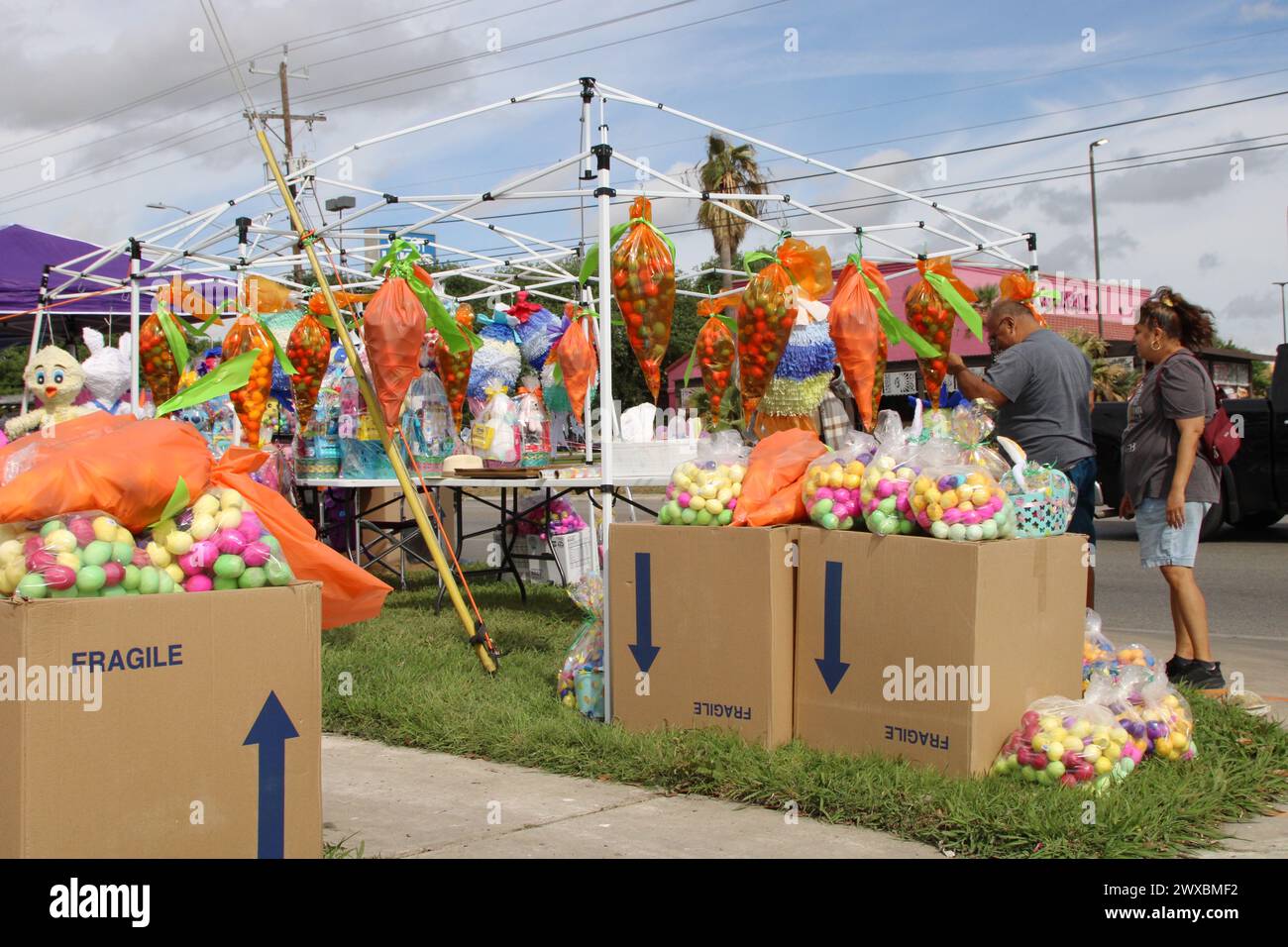 San Antonio, USA. März 2024. Händler, die Osterartikel an der Marbach Road in San Antonio, Texas, USA, am 29. März 2024 präsentieren und verkaufen. Nach Angaben der National Retail Federation werden die Osterausgaben voraussichtlich mehr als 22 Milliarden US-Dollar betragen. (Foto: Carlos Kosienski/SIPA USA) Credit: SIPA USA/Alamy Live News Stockfoto