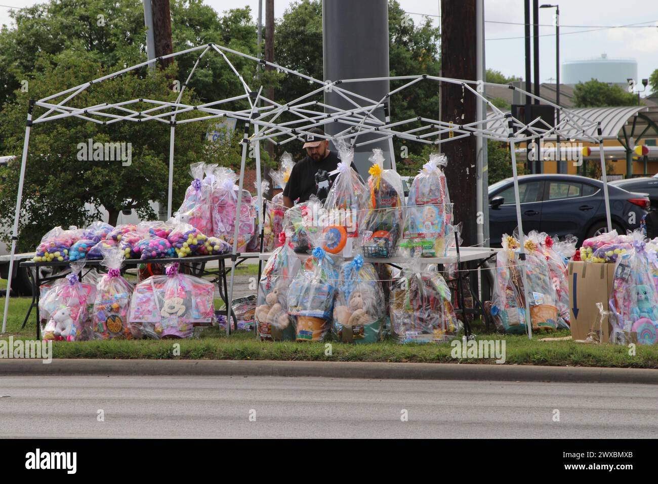 San Antonio, USA. März 2024. Händler, die Osterartikel an der Marbach Road in San Antonio, Texas, USA, am 29. März 2024 präsentieren und verkaufen. Nach Angaben der National Retail Federation werden die Osterausgaben voraussichtlich mehr als 22 Milliarden US-Dollar betragen. (Foto: Carlos Kosienski/SIPA USA) Credit: SIPA USA/Alamy Live News Stockfoto