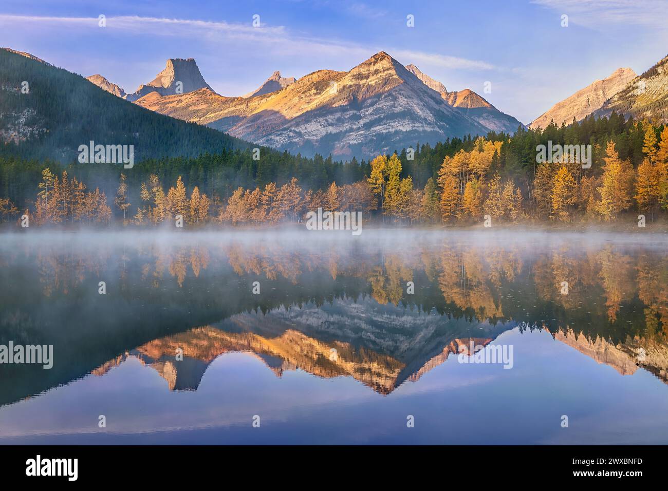 Nebeliger Morgen In Den Herbstbergen Stockfoto