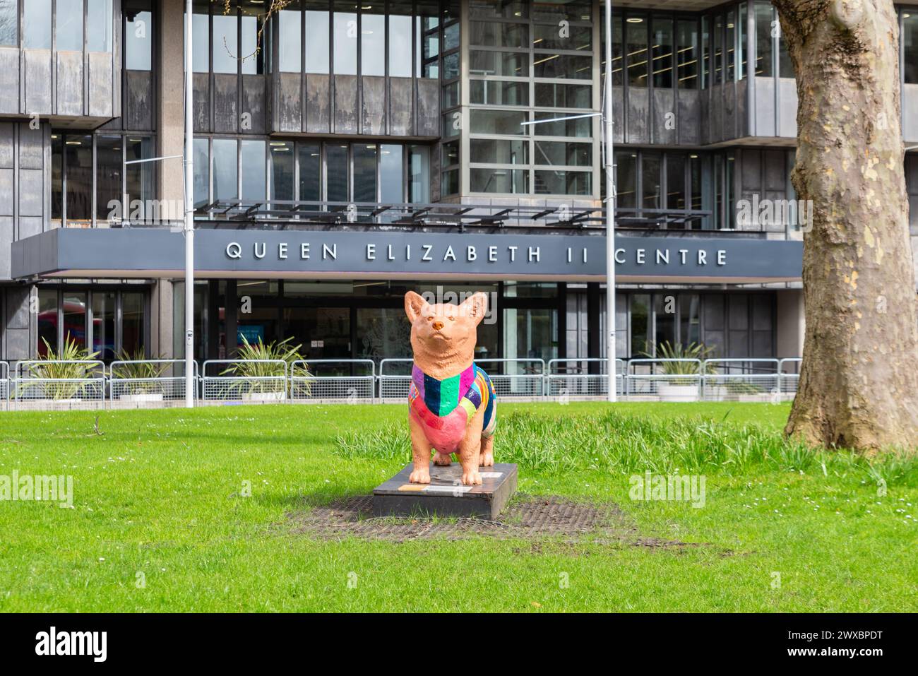 Corgi-Hundeskulptur vor dem Queen Elizabeth II Centre, Westminster, London, Großbritannien. QEII-Zentrum. Queen and her Corgis - London Sculpture Trail Stockfoto