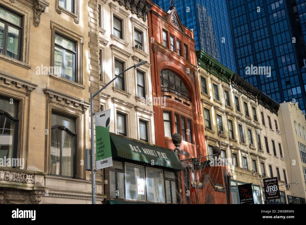 Die West 56th Street zwischen Fifth und Sixth Avenue hat historische Bedeutung und die Bankers Row, New York City, USA 2024 Stockfoto