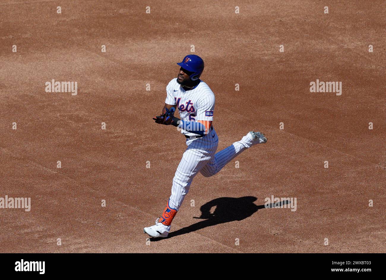 Queens, Usa. März 2024. New York Mets Starling Marte feiert, nachdem er im zweiten Inning gegen die Milwaukee Brewers am Eröffnungstag im Citi Field am Freitag, den 29. März 2024 in New York City einen Solo-Homerun geschlagen hat. Foto: John Angelillo/UPI Credit: UPI/Alamy Live News Stockfoto