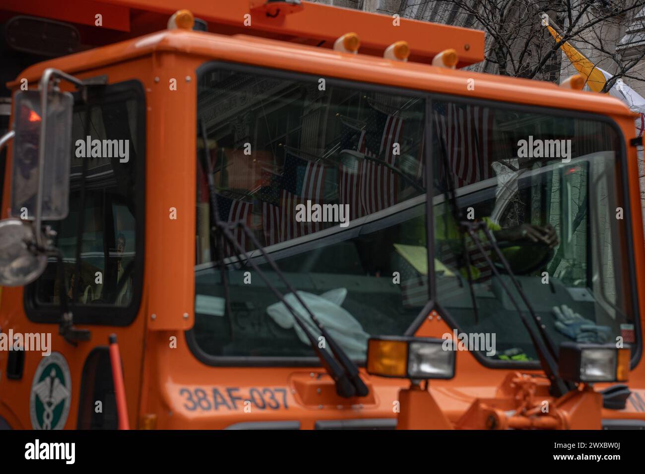 Queens, Usa. März 2024. DSNY Salt Trucks parken um das Rockefeller Center, bevor Präsident Biden mit Barack Obama und Bill Clinton in der Radio City Music Hall eine Wahlkampagne veranstaltete. (Foto: Derek French/SOPA Images/SIPA USA) Credit: SIPA USA/Alamy Live News Stockfoto