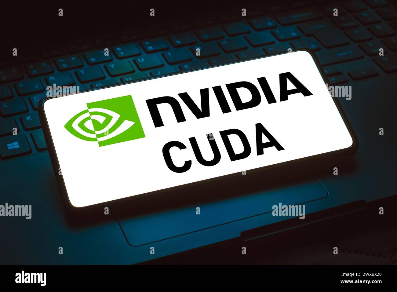 In dieser Abbildung wird das NVIDIA CUDA-Logo auf einem Smartphone-Bildschirm angezeigt. Stockfoto