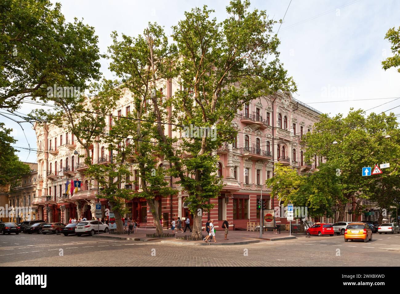 Odessa, Ukraine - 28. Juni 2018: Das Bristol Hotel ist ein Hotel, das zwischen 1898 und 1899 erbaut wurde. Es liegt im Stadtzentrum in der Pushkinska Straße, oppos Stockfoto