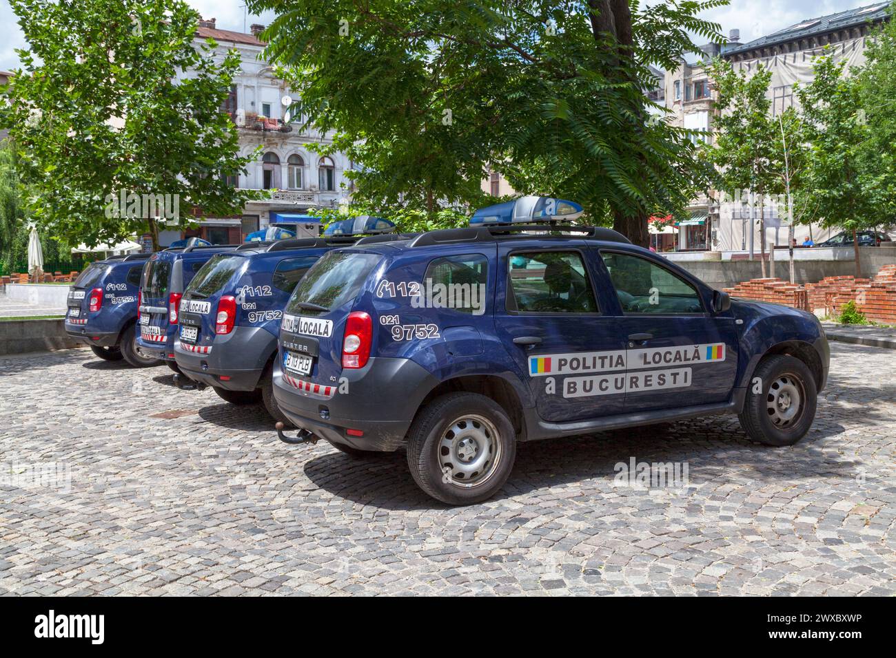 Bukarest, Rumänien - 24. Juni 2018: Reihe von Polizeiwagen der örtlichen Polizei (Poliția Locală) parkt vor einer Polizeiwache Stockfoto