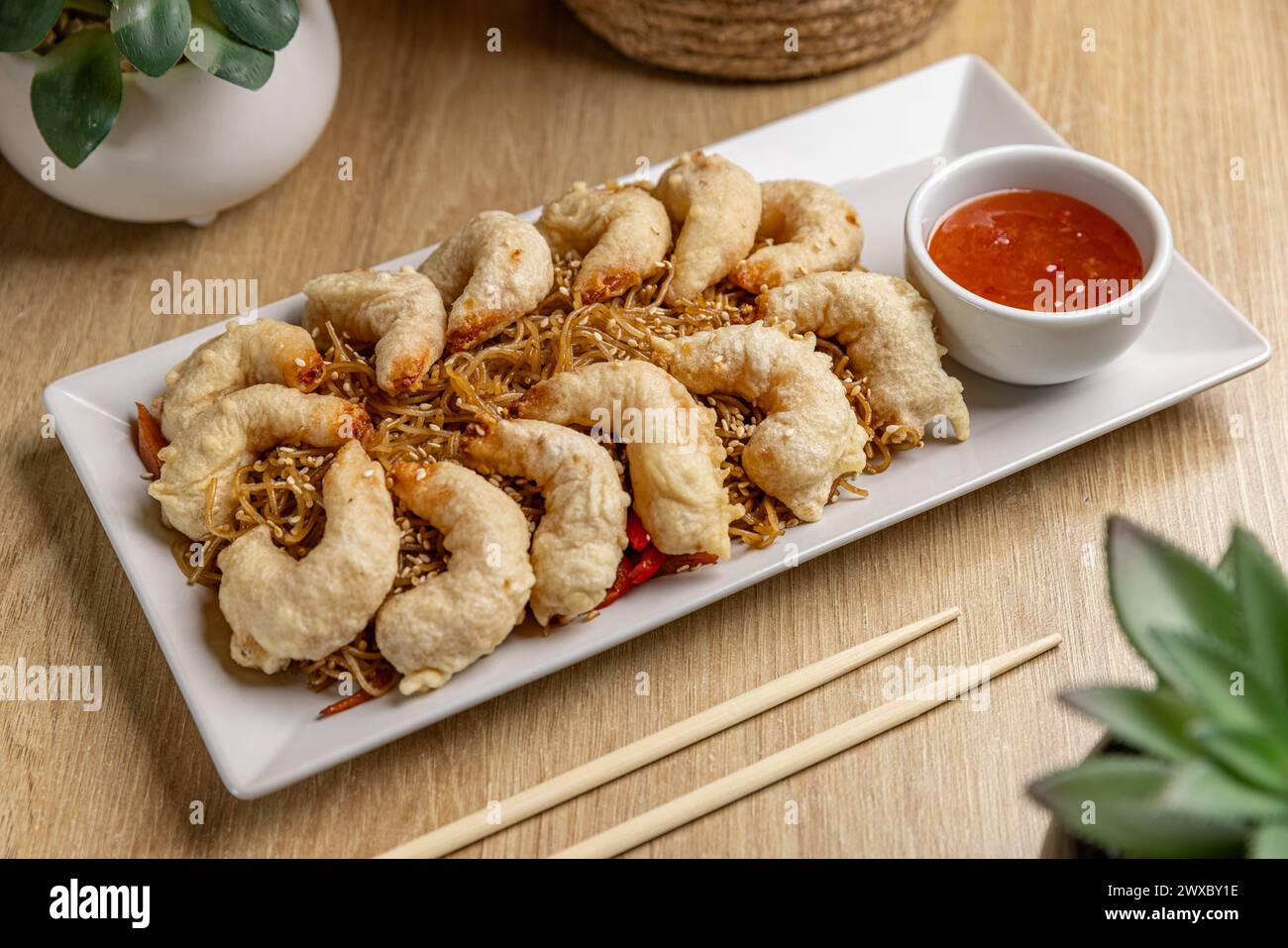 Leckere asiatische gebratene Garnelen mit süßer Chili-Sauce Stockfoto