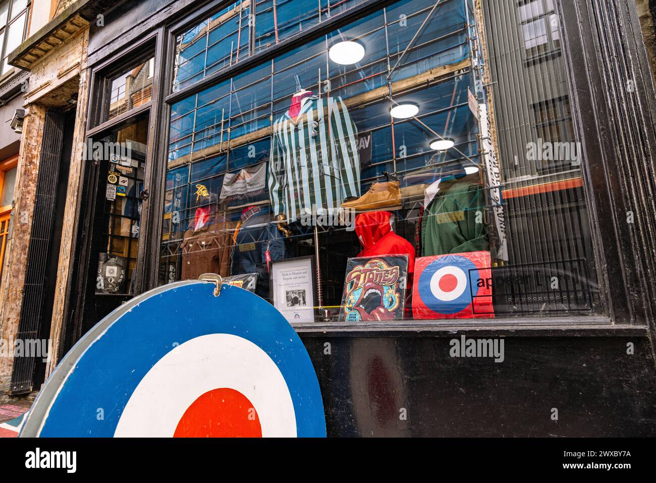 MOD Mode im Fenster des Gesichts, die seit über fünf Jahrzehnten in oder um die Carnaby Street ist. Mods, Kultur, Musik, 1960er oder Modekonzept Stockfoto