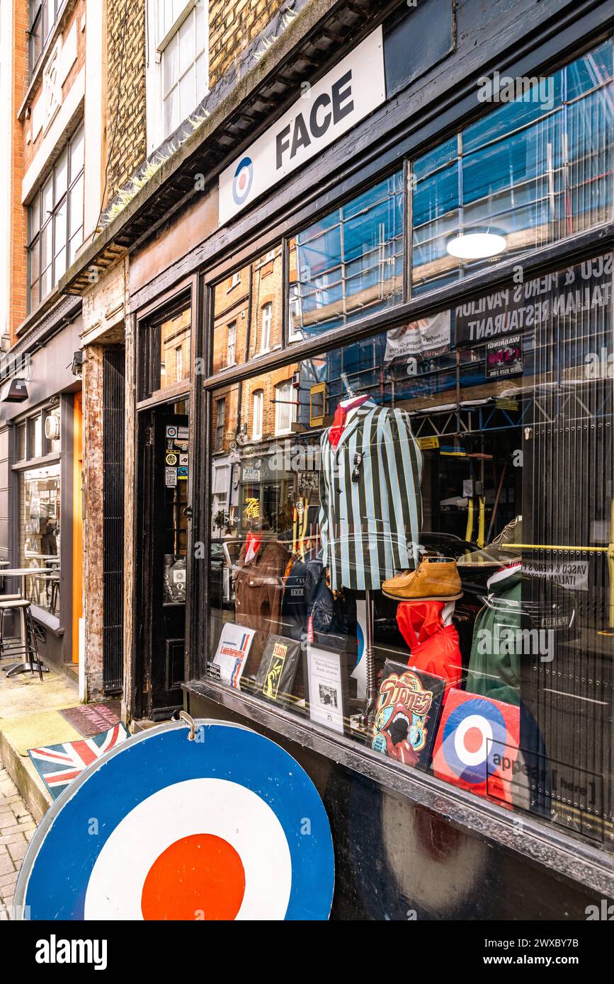 MOD Mode im Fenster des Gesichts, die seit über fünf Jahrzehnten in oder um die Carnaby Street ist. Mods, Kultur, Musik, 1960er oder Modekonzept Stockfoto