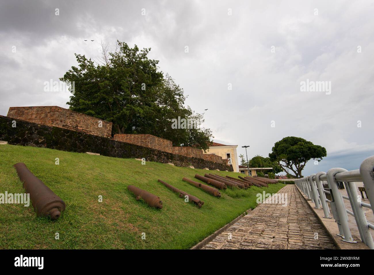 Alte Rusty-Kanonen liegen auf dem Gras im historischen Fort in Belem City im Norden Brasiliens Stockfoto
