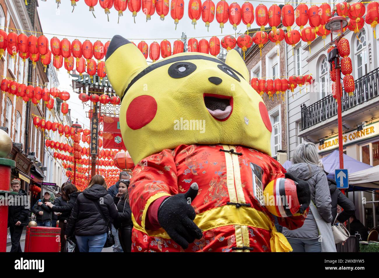 Die Pokémon-Figur Pikachu begrüßt Besucher am Eingang von Chinatown, London. Touristen werden in Chinatown vom Pokemon Pikachu begrüßt. Stockfoto