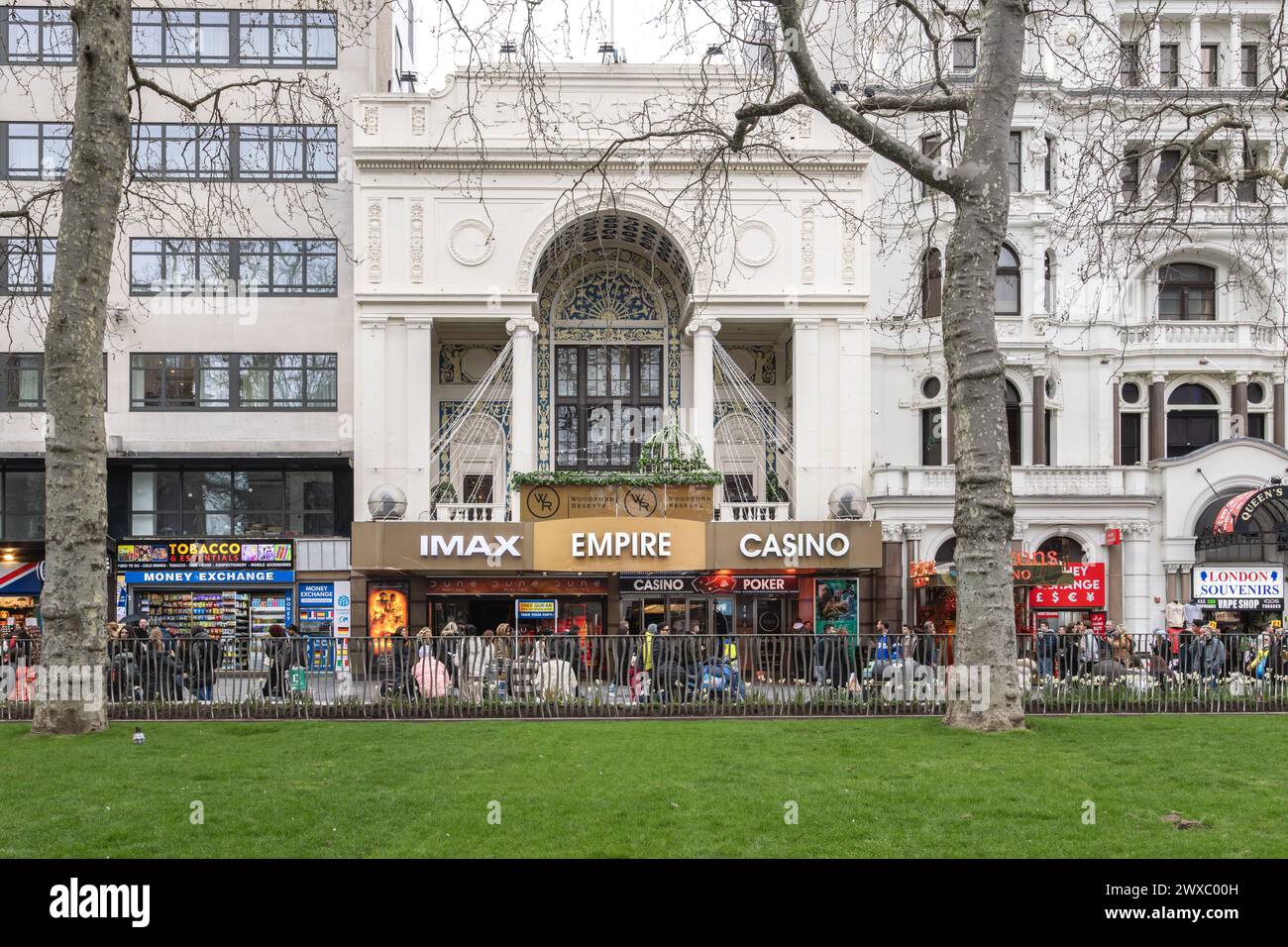 Das Empire, Leicester Square, ist eines von mehreren Kinos in und um den Leicester Square, die regelmäßig für Filmpremieren und Erstaufführungen genutzt werden. Stockfoto